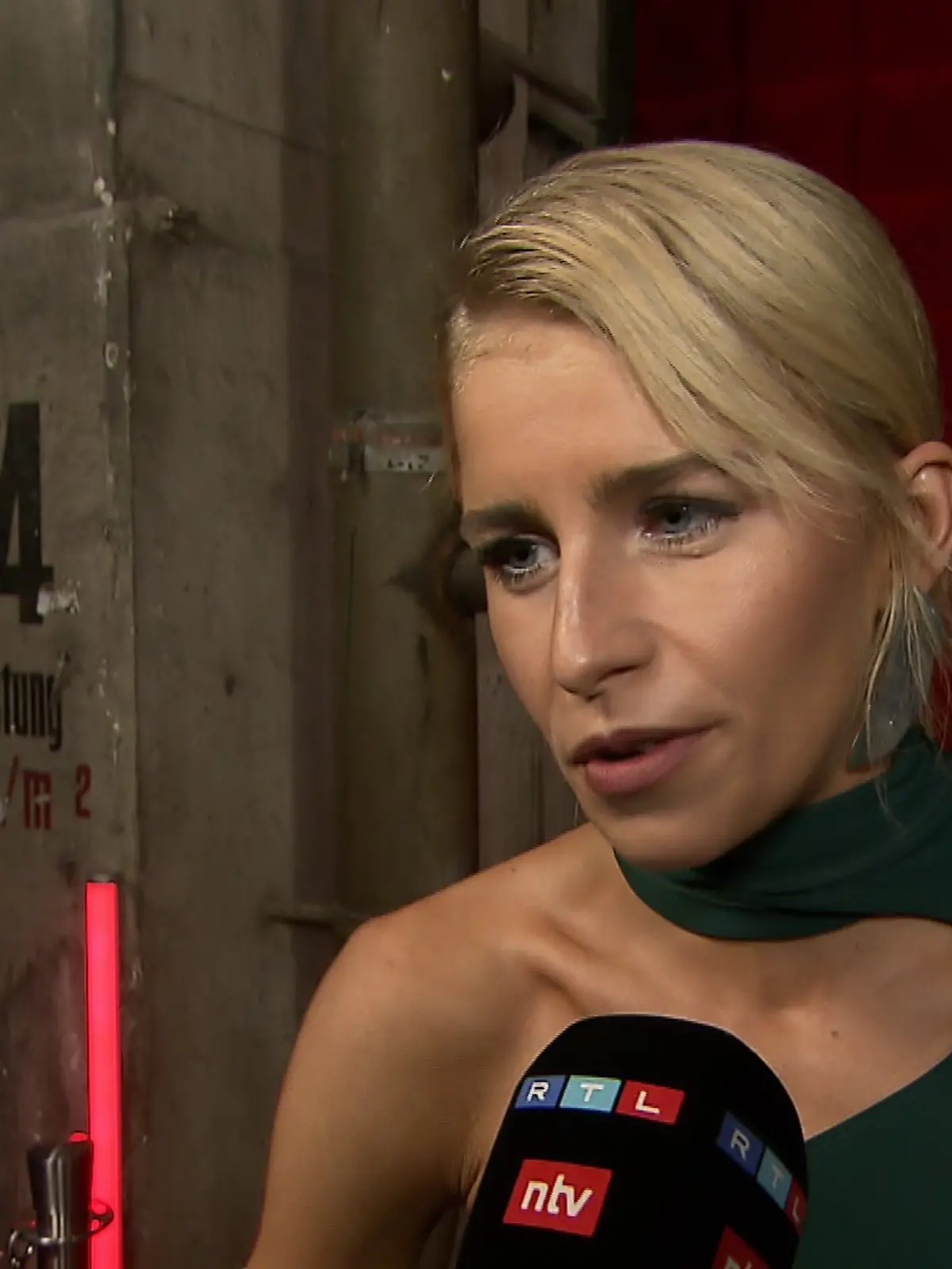 Caro Daur im RTL-Interview bei der „H&M & Berlin Clubnight”