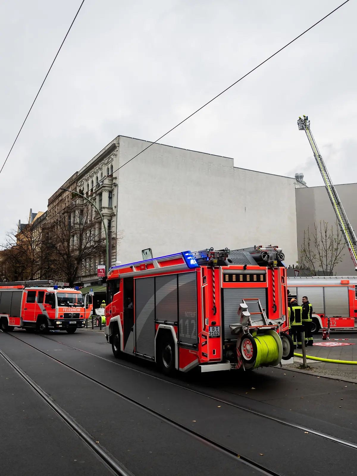 Bild zu: "Wohnhaus in Berlin in Flammen – viele Verletzte"