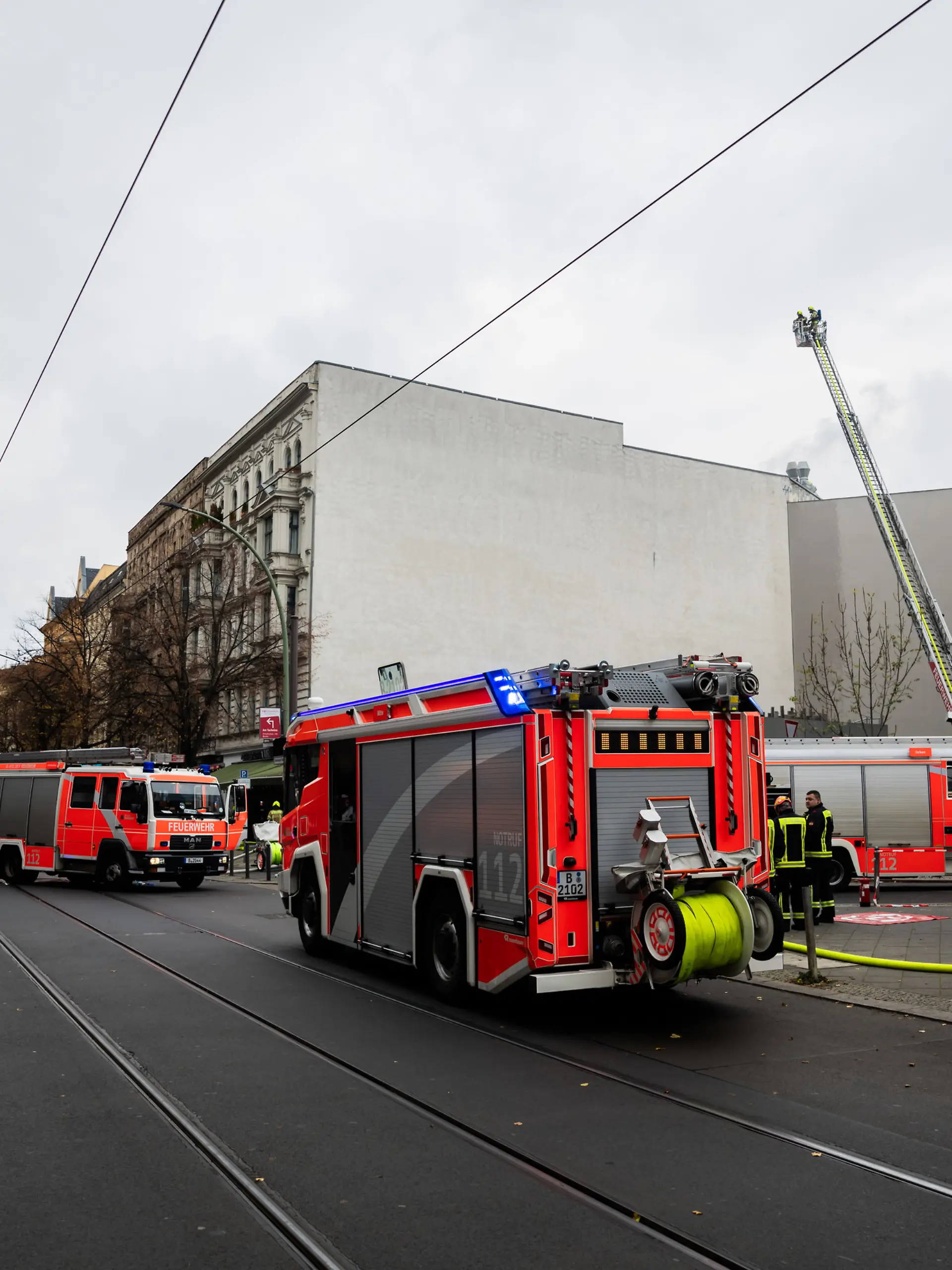 Bild zu: "Wohnhaus in Berlin in Flammen – viele Verletzte"