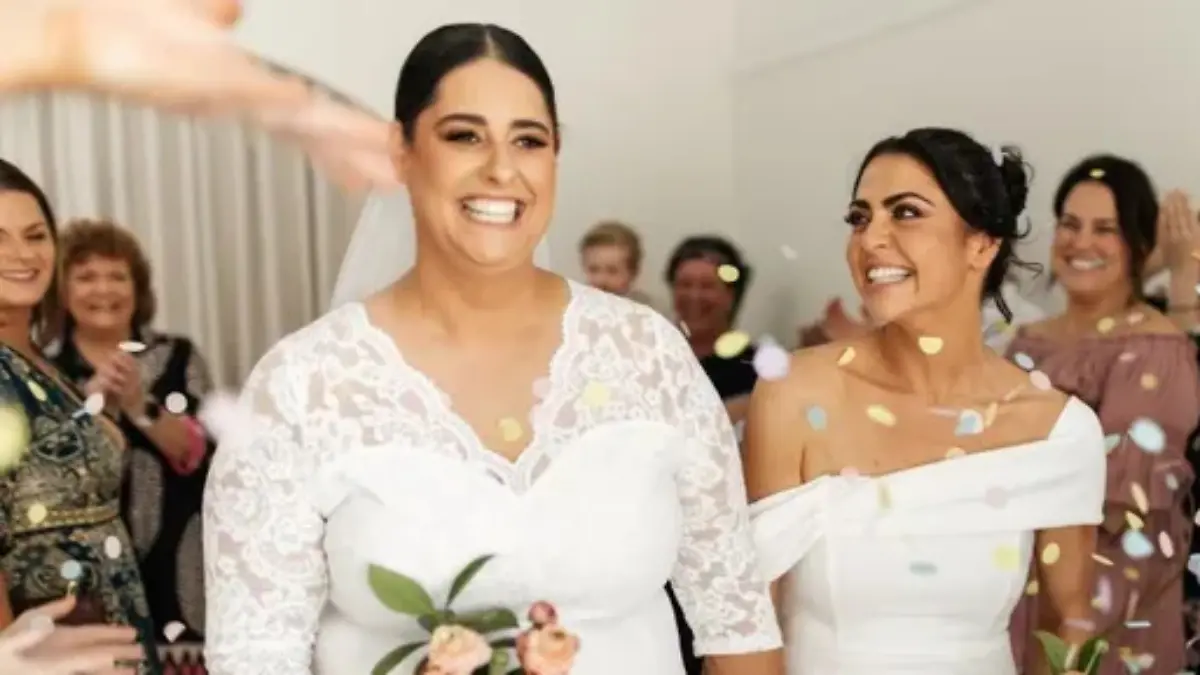 Megan (li.) und Stephanie (re.) Pascoe strahlen bei der Hochzeit um die Wette.