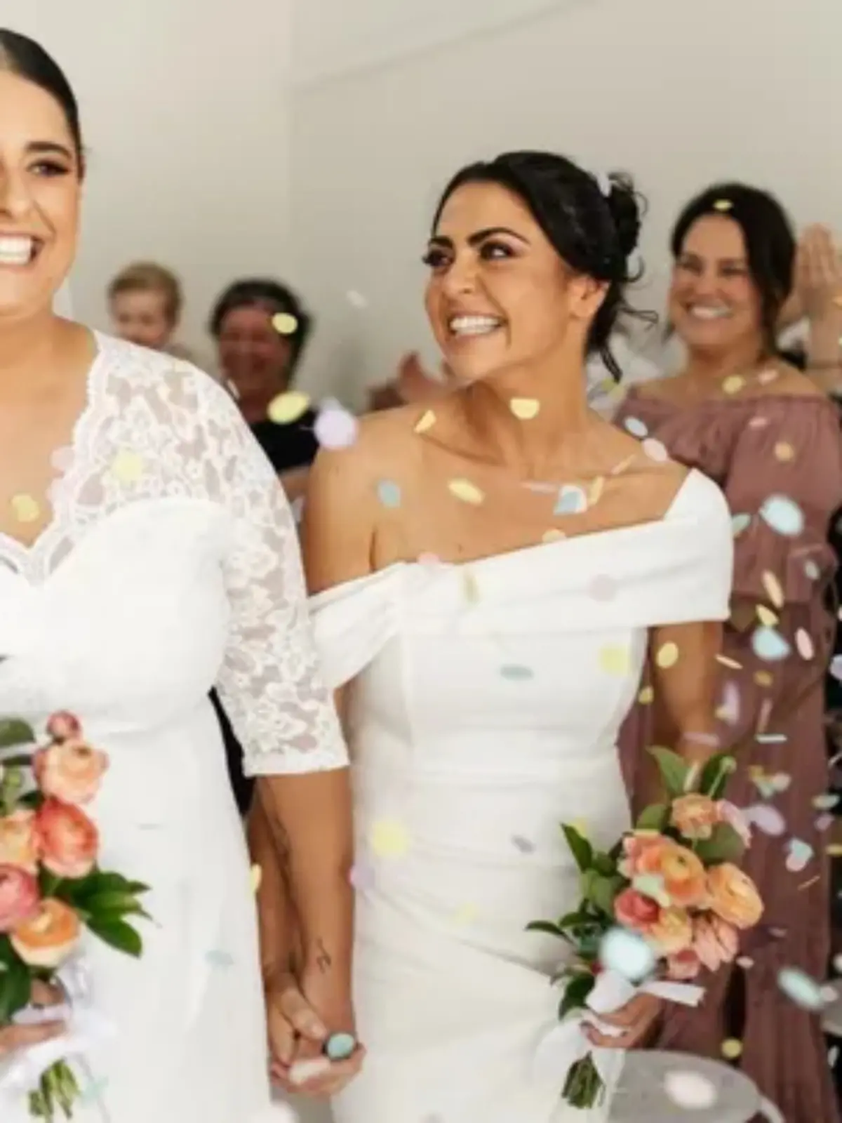 Megan (li.) und Stephanie (re.) Pascoe strahlen bei der Hochzeit um die Wette.