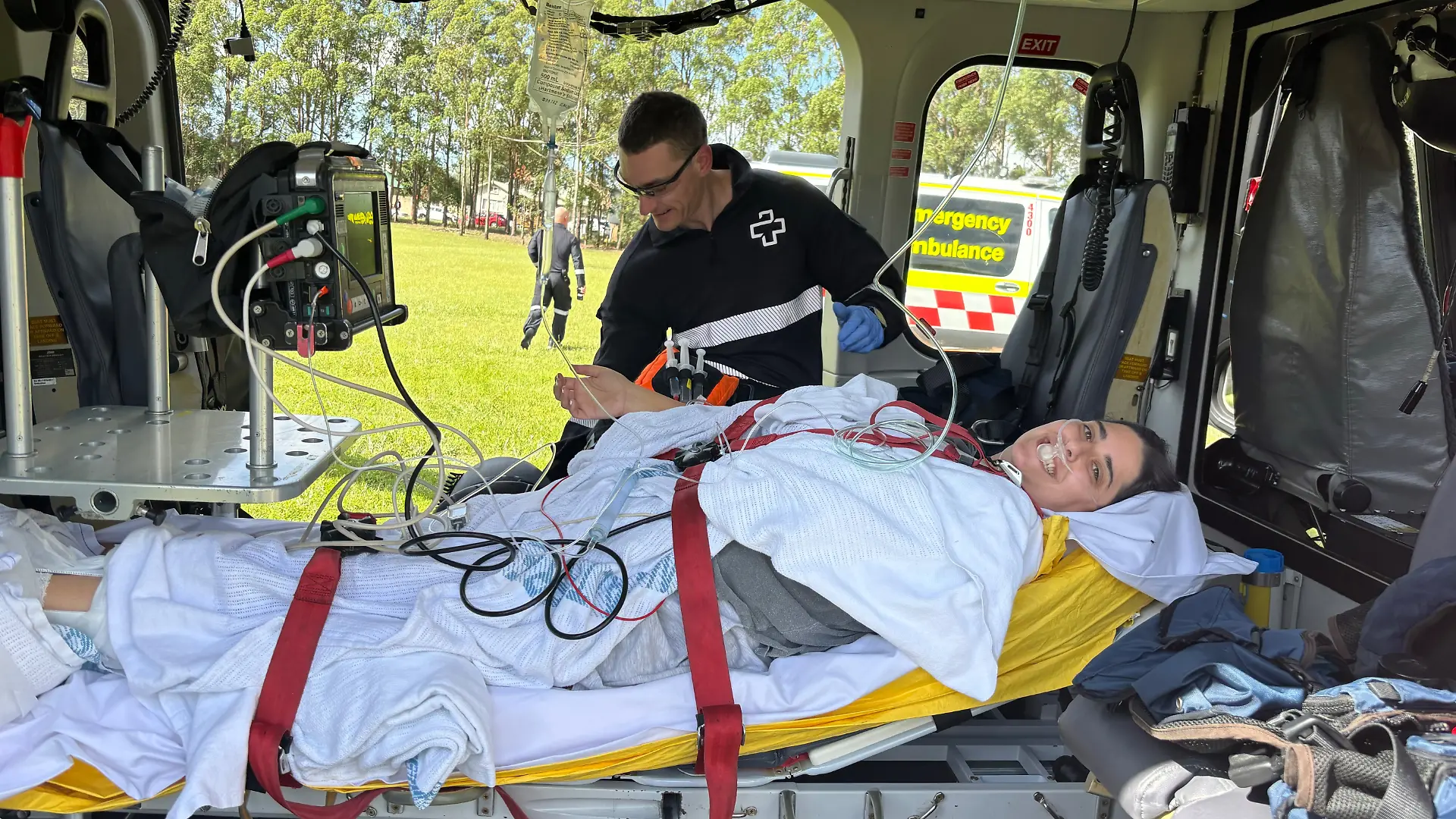 Nach dem Unfall wird Megan mit einem Hubschrauber ins Krankenhaus geflogen.