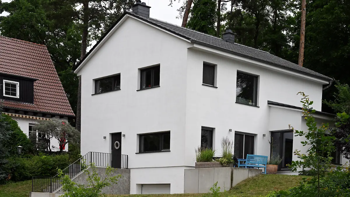 29.06.2023, Brandenburg, Brandenburg/Havel: Das Einfamilienhaus von Familie Walter in Rangsdorf (Landkreis Teltow-Fläming) . Das Brandenburgischen Oberlandesgericht (OLG) hat den Fall der Familie entschieden, der wegen eines Fehlers des Amtsgerichts Luckenwalde der Verlust von Haus und Grundstück droht. Foto: Soeren Stache/dpa +++ dpa-Bildfunk +++