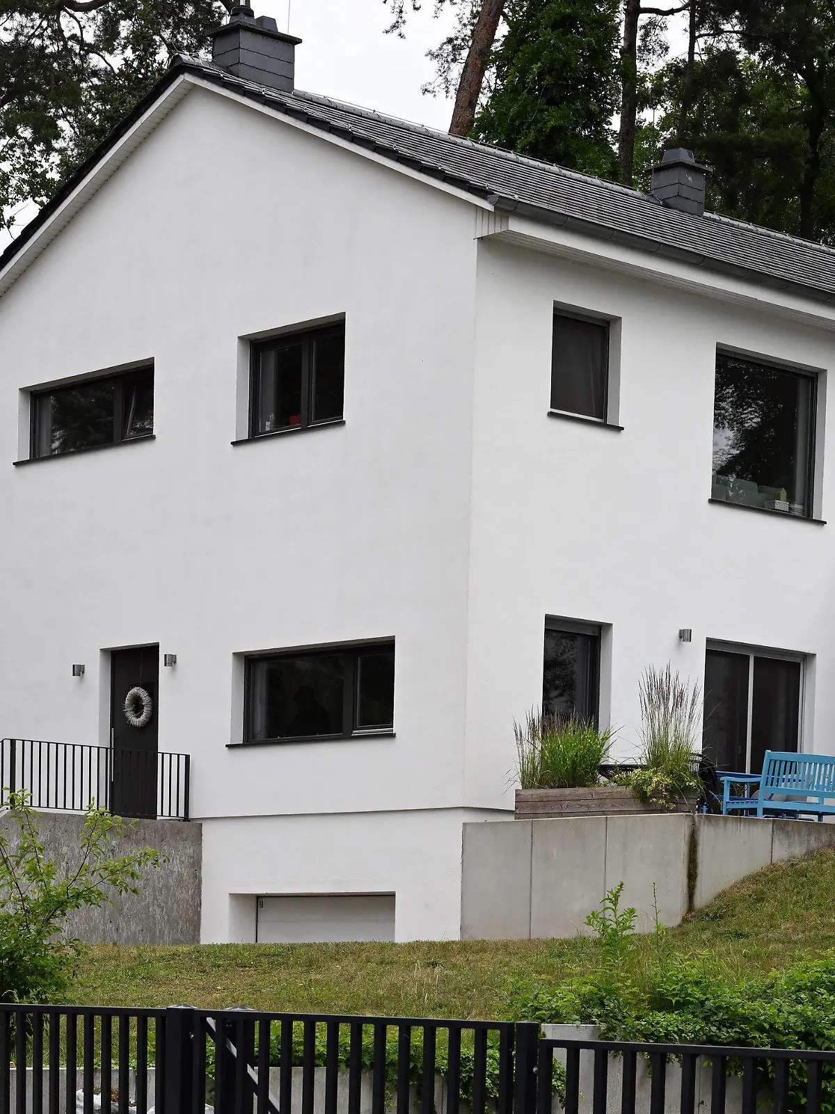 29.06.2023, Brandenburg, Brandenburg/Havel: Das Einfamilienhaus von Familie Walter in Rangsdorf (Landkreis Teltow-Fläming) . Das Brandenburgischen Oberlandesgericht (OLG) hat den Fall der Familie entschieden, der wegen eines Fehlers des Amtsgerichts Luckenwalde der Verlust von Haus und Grundstück droht. Foto: Soeren Stache/dpa +++ dpa-Bildfunk +++