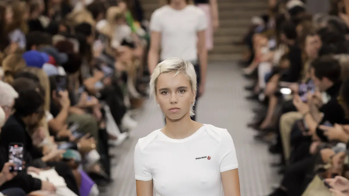 Lena Mantler läuft in Paris für Miu Miu. 
