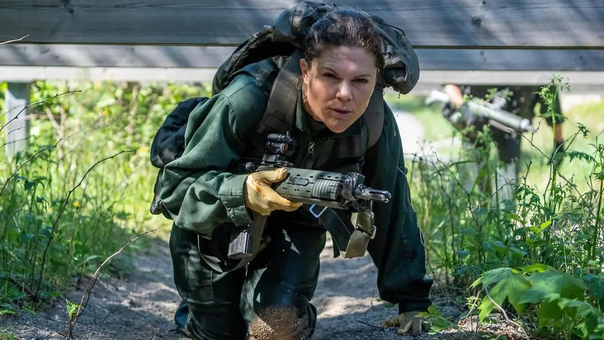 Hier robbt sich Kronprinzessin Victoria durch den Schlamm In voller Kampfmontur!