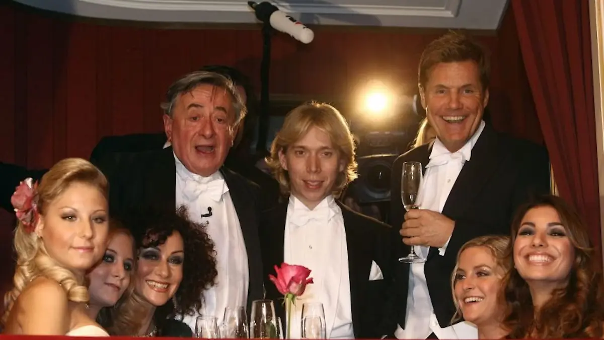 Von links nach rechts: Anastasia Katzi Sokol, Jaqueline Lugner, Christina Mausi Lugner, Richard Lugner, Helmut Werner, Dieter Bohlen und Carina Walz. 