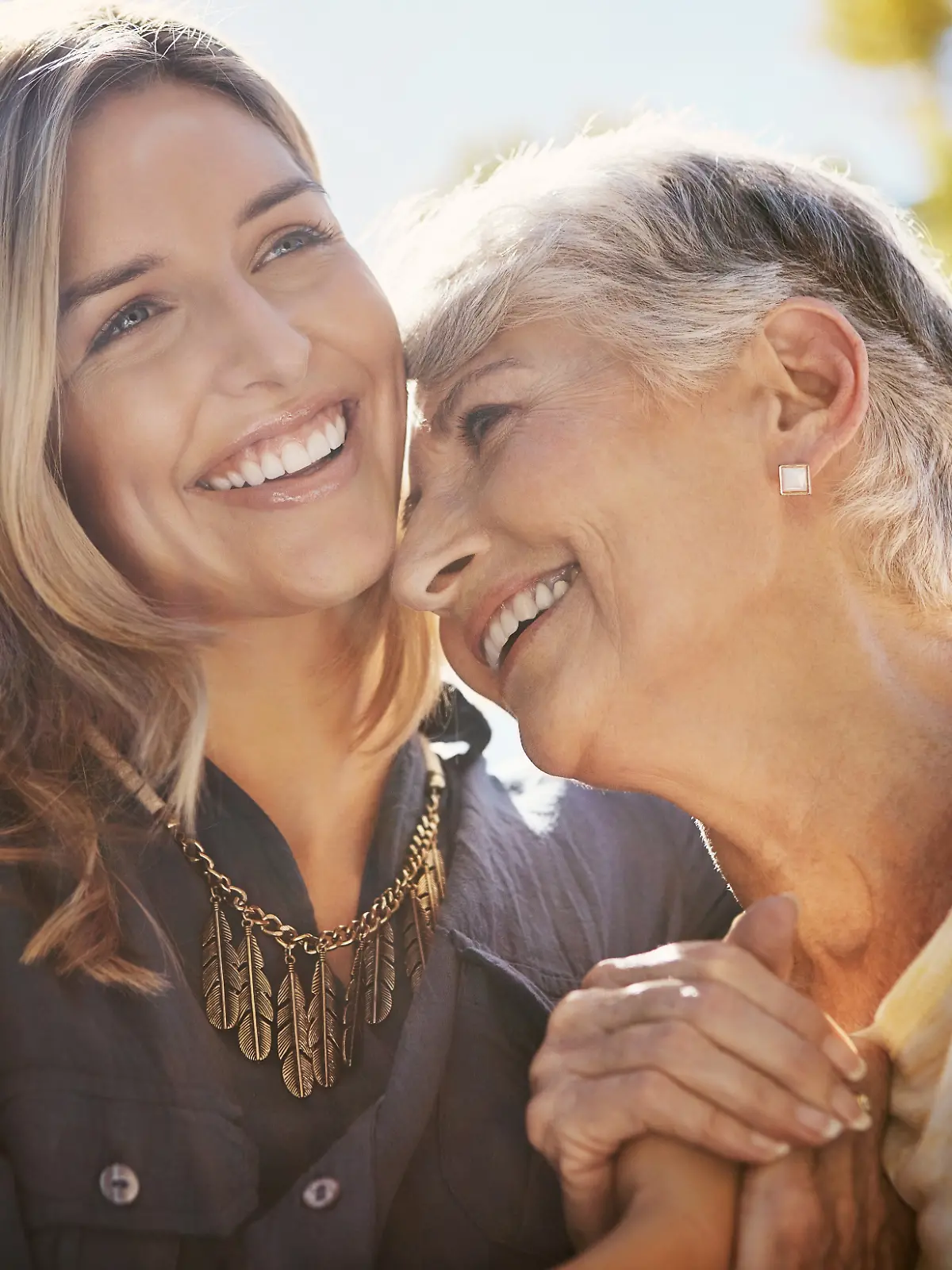 Zwei Frauen, Mutter und Tochter, umarmen sich.