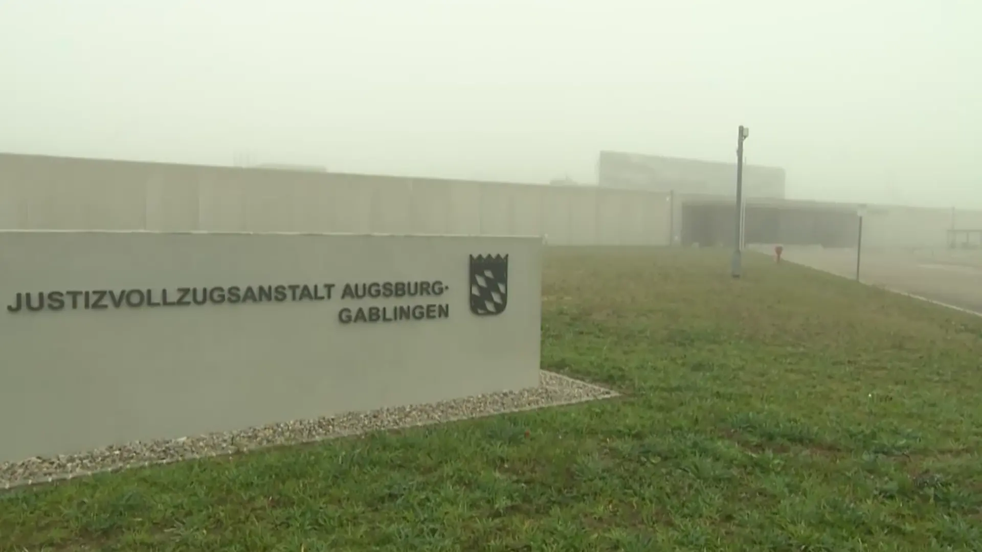 Die JVA Augsburg-Gablingen von außen.