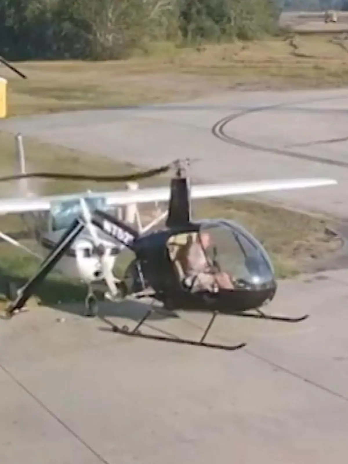 Bild zu: "Pilot verliert Kontrolle über Heli und stürzt in Kleinflugzeug!"