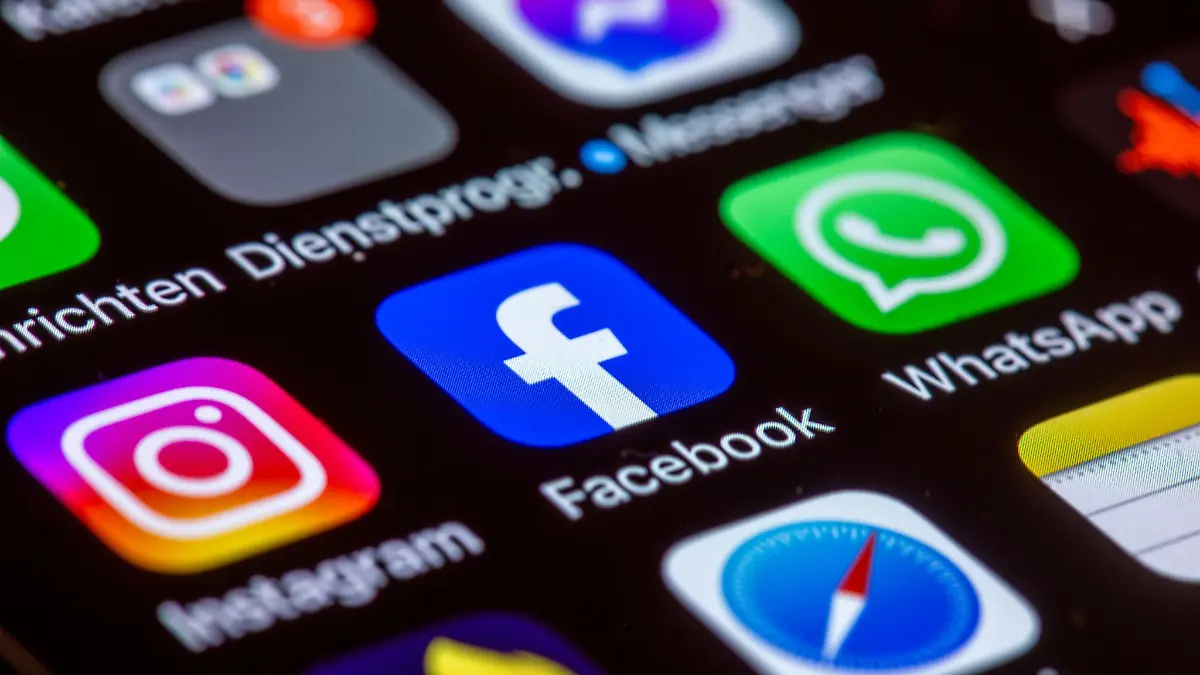 Wegen eines Facebook-Beitrags hat ein Straßenbahnfahrer der BVG seinen Job verloren - berechtigterweise, wie das Berliner Arbeitsgericht nun entschieden hat. (Symbolfoto)