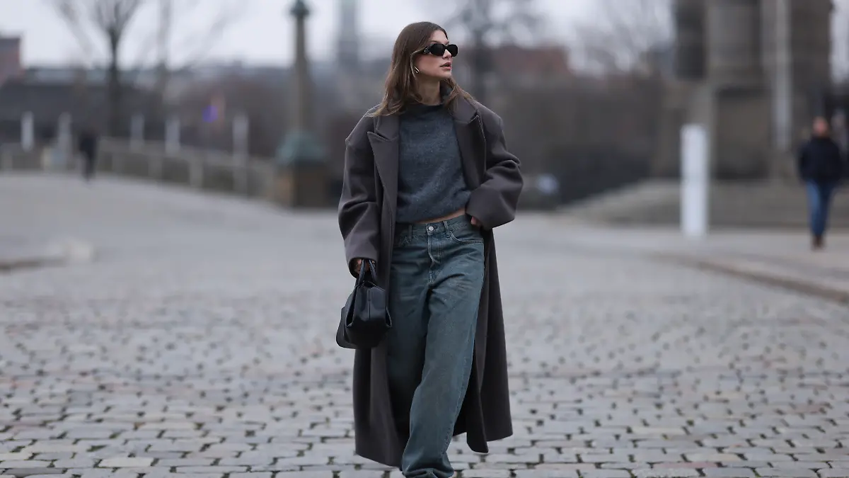 Sophia Geiss zeigt einen einfachen und stylischen Herbst-Winter-Look: Weite Jeans mit grauem Pullover und Mantel 