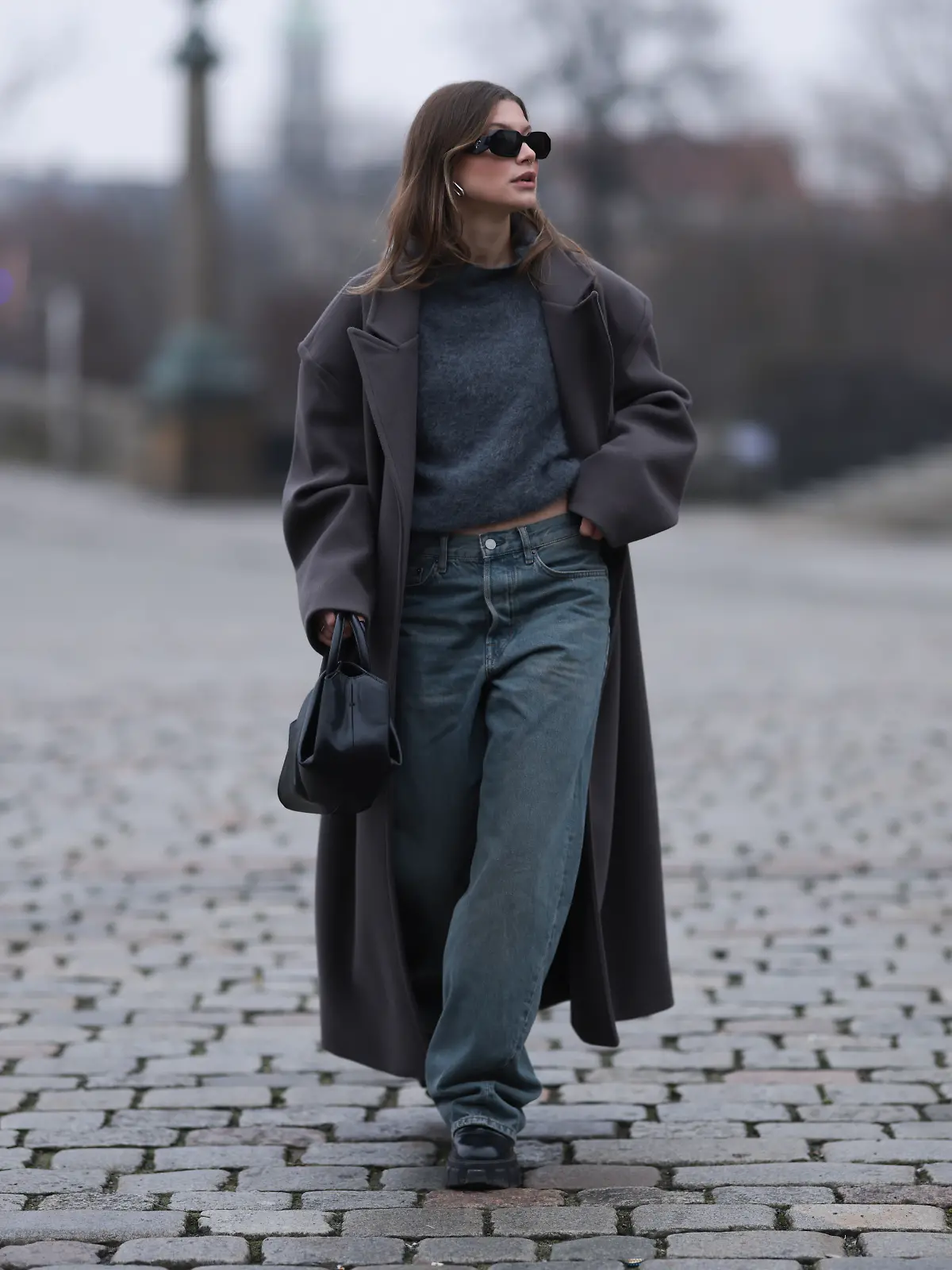 Sophia Geiss zeigt einen einfachen und stylischen Herbst-Winter-Look: Weite Jeans mit grauem Pullover und Mantel 