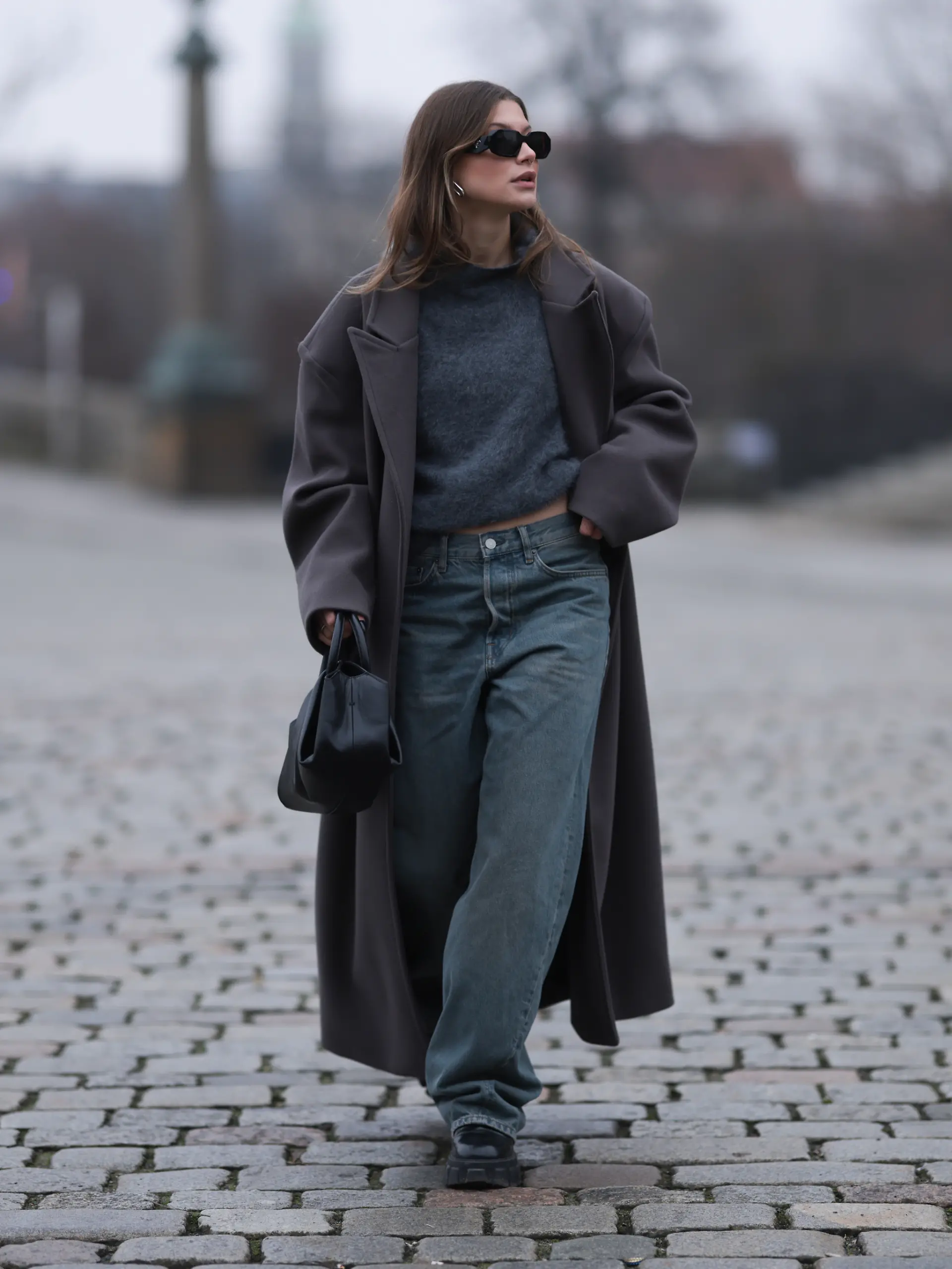 Sophia Geiss zeigt einen einfachen und stylischen Herbst-Winter-Look: Weite Jeans mit grauem Pullover und Mantel
