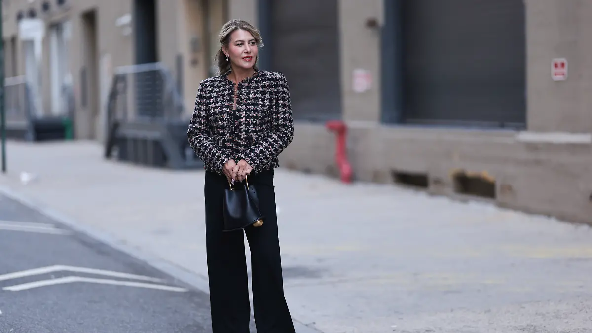 Modebloggerin Olga Ferrara trägt eine Tweed-Jacke zu einer weiten, gerade geschnittenen Hose