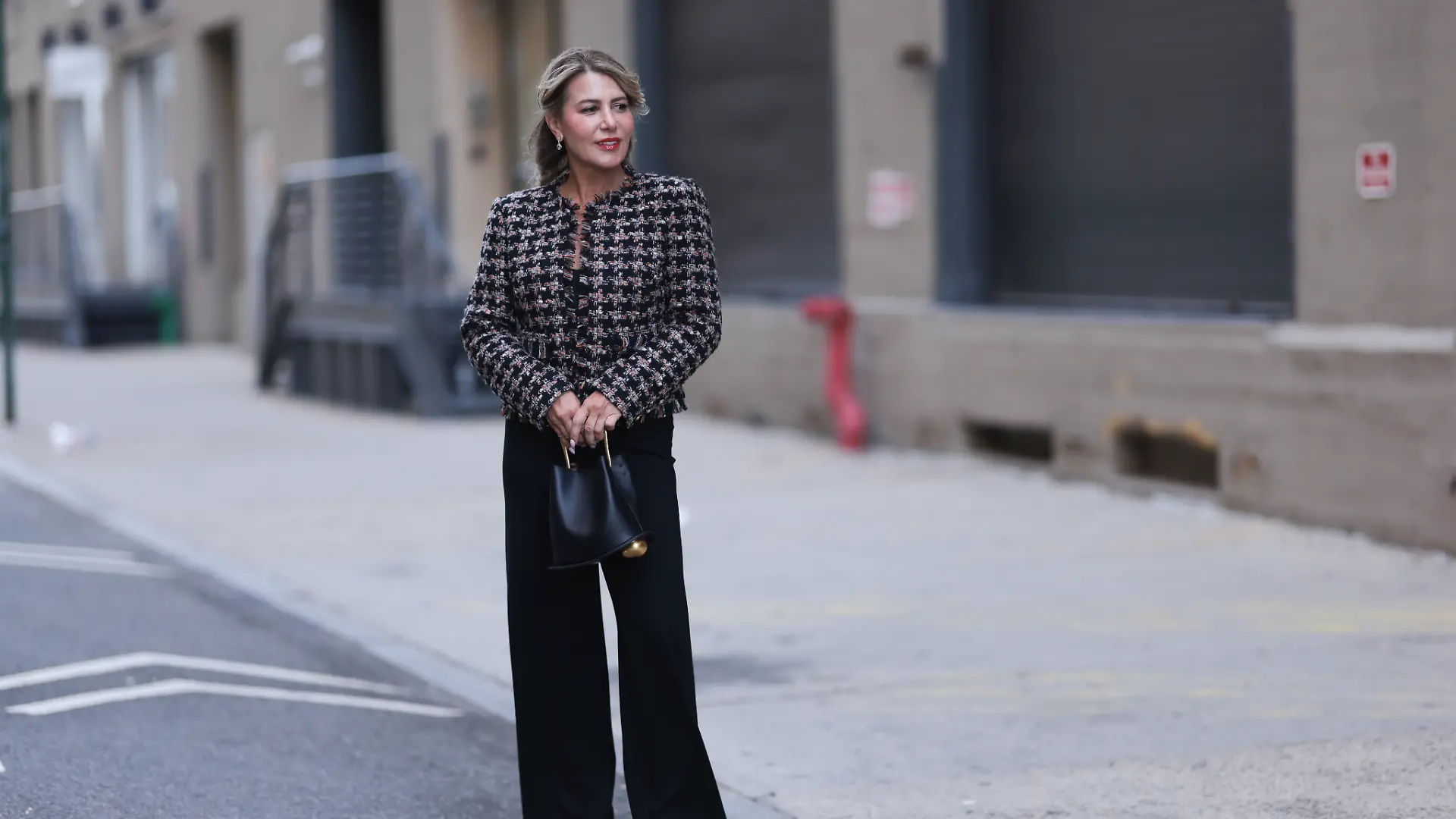 Modebloggerin Olga Ferrara trägt eine Tweed-Jacke zu einer weiten, gerade geschnittenen Hose
