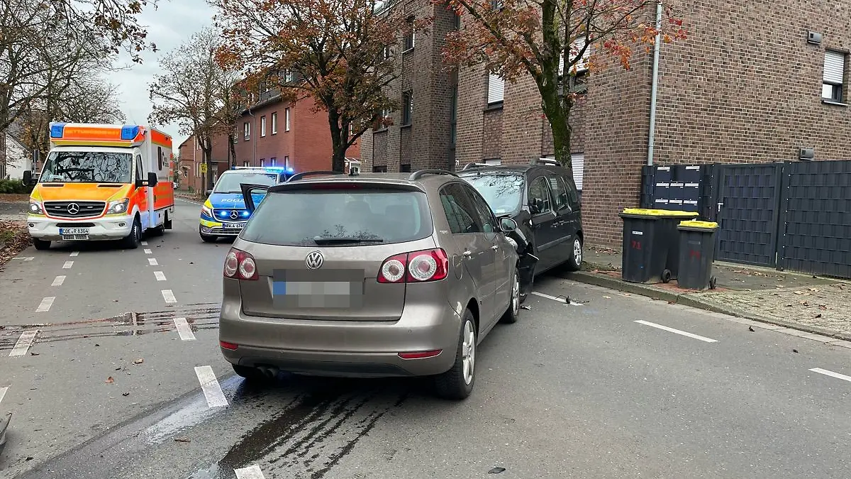 Die 82-jährige Frau prallt mit ihrem silbernen VW in ein Kind und in ein weiteres Auto.