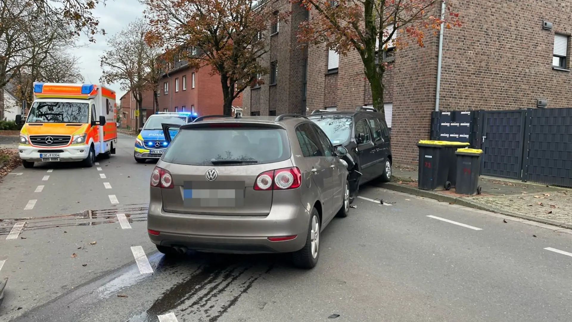 Die 82-jährige Frau prallt mit ihrem silbernen VW in ein Kind und in ein weiteres Auto.