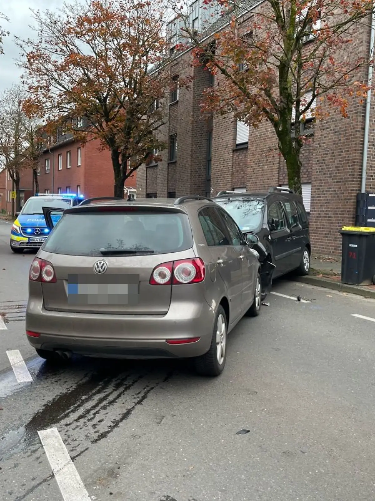 Die 82-jährige Frau prallt mit ihrem silbernen VW in ein Kind und in ein weiteres Auto.