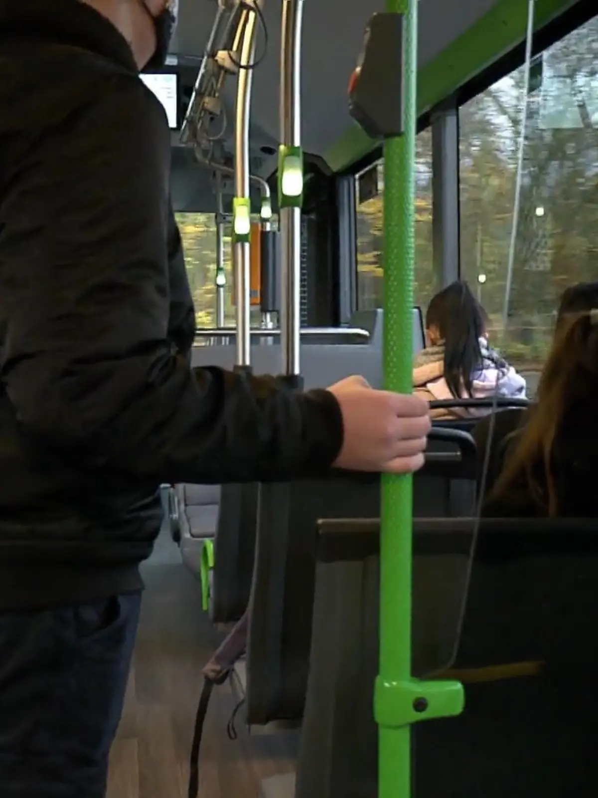 Bild zu: "Streit um 9-Euro-Ticket"