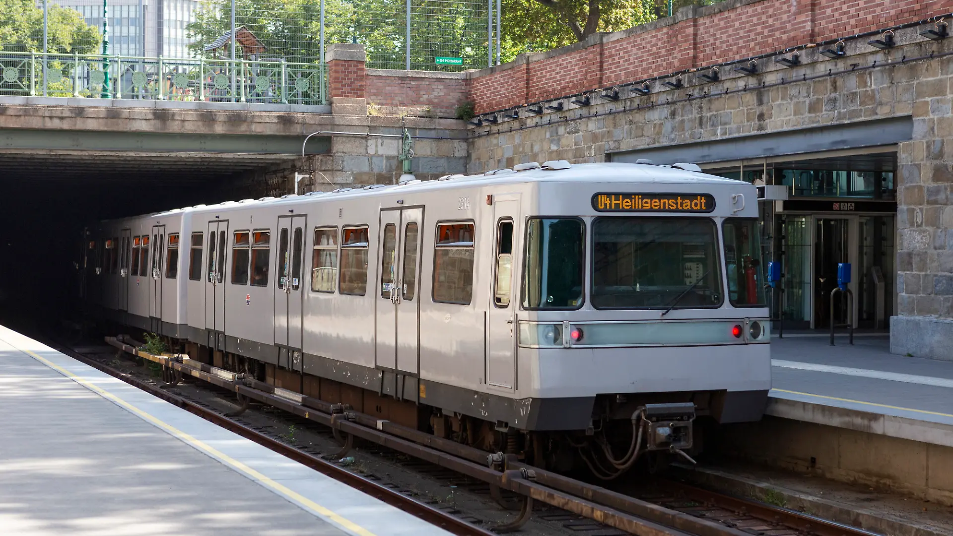 U-Bahn, Linie U4 Richtung Heiligenstadt, Wien, Österreich - 20240903_PD22888
