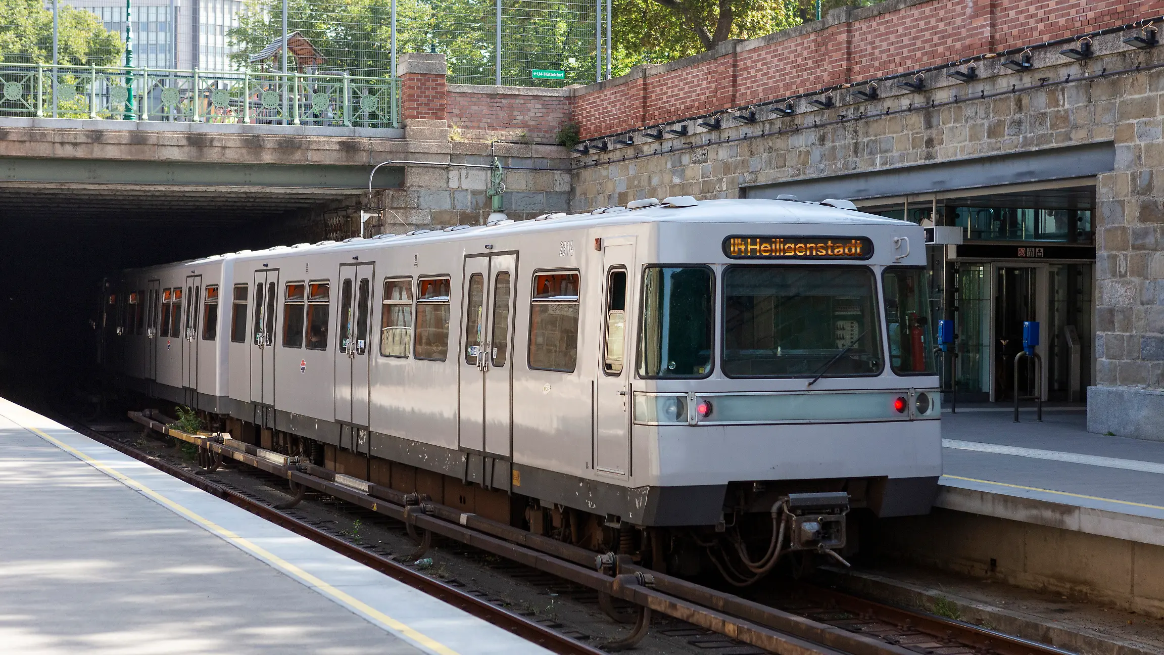 U-Bahn, Linie U4 Richtung Heiligenstadt, Wien, Österreich - 20240903_PD22888
