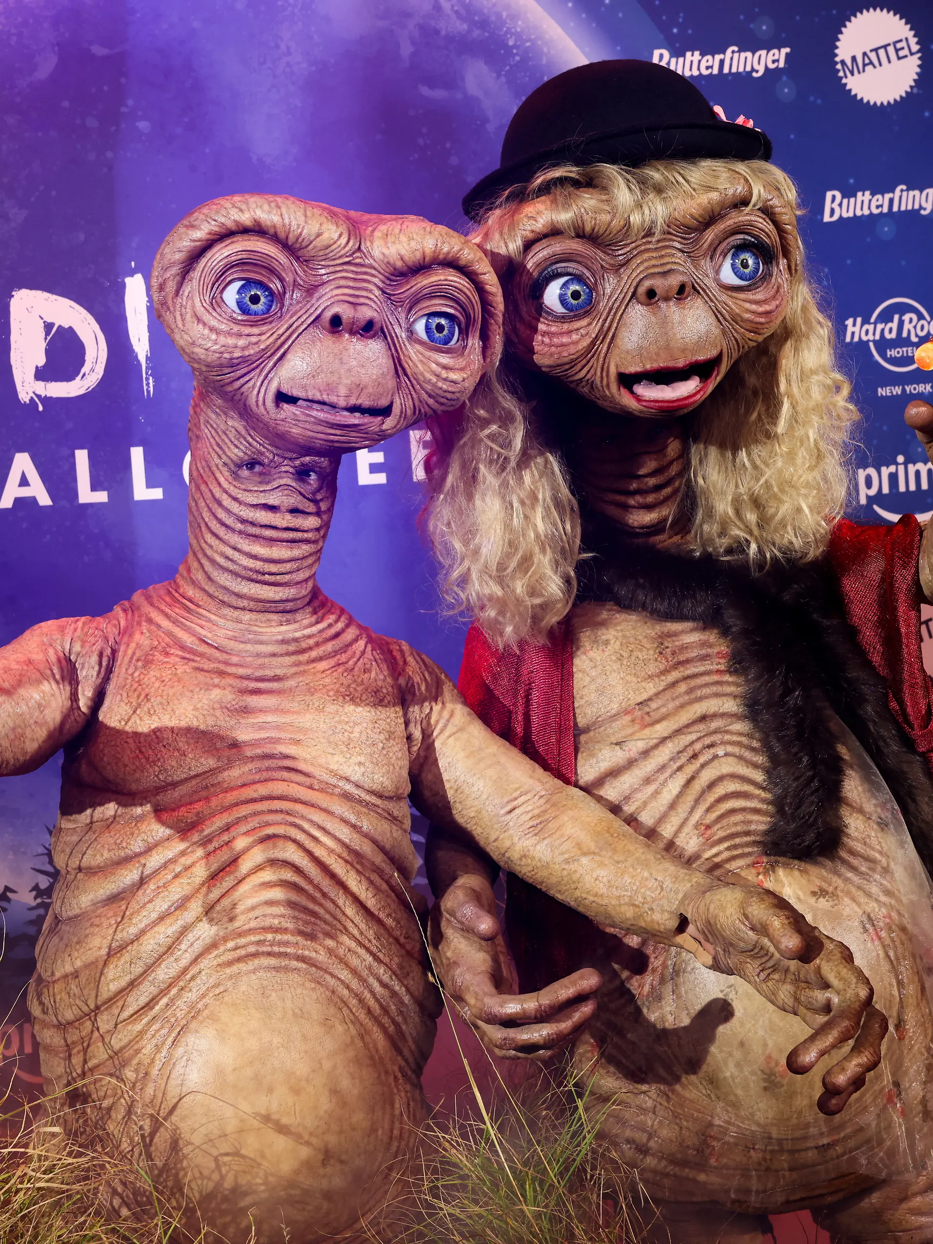 Heidi Klum und Ehemann Tom Kaulitz begeistern an Halloween 2024 als E.T.-Pärchen.