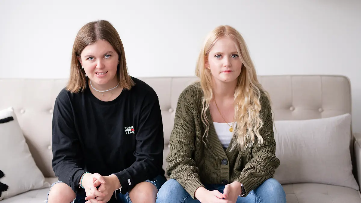 Greta (l.) und Larissa klären über die seltene Erkrankung Neurofibromatose Typ 2 auf