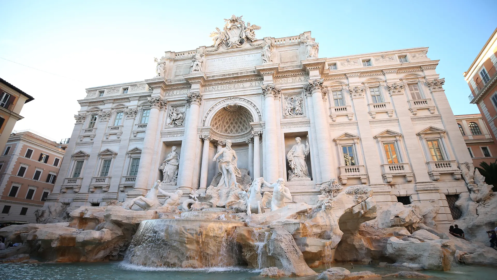 So kennt man den Trevi-Brunnen: Marmor und blaues Wasser.