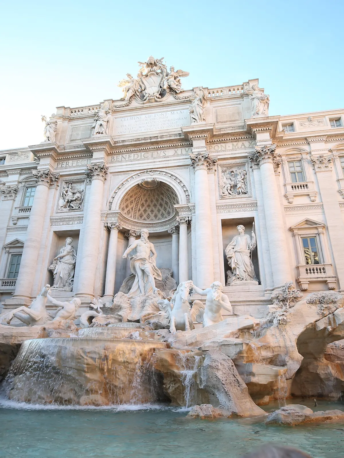So kennt man den Trevi-Brunnen: Marmor und blaues Wasser.