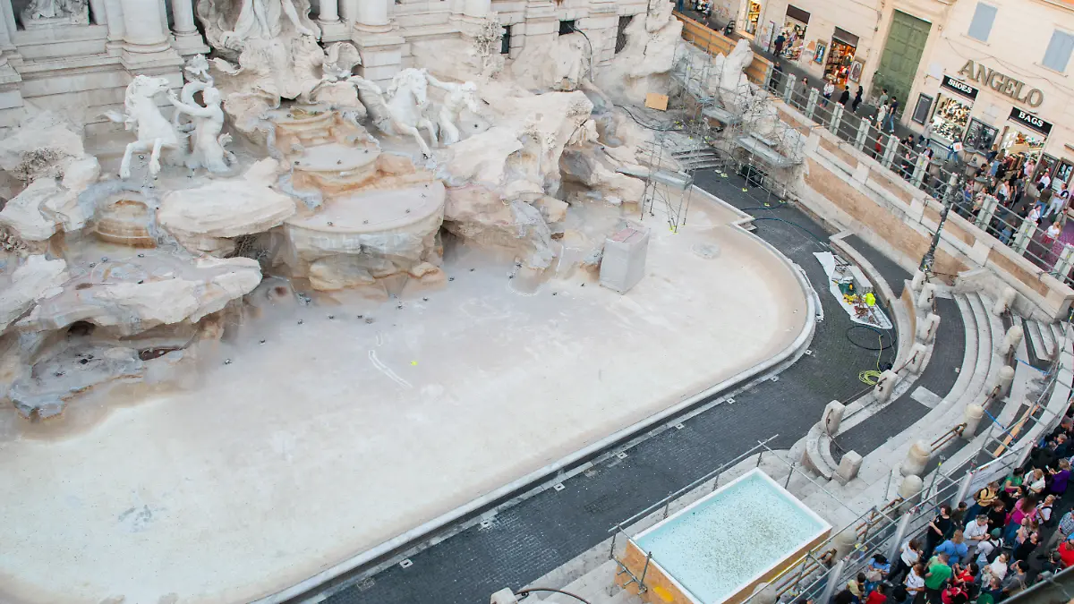 Während der Sanierung des Trevi-Brunnen können Besucher Münzen in einen Pool werfen.