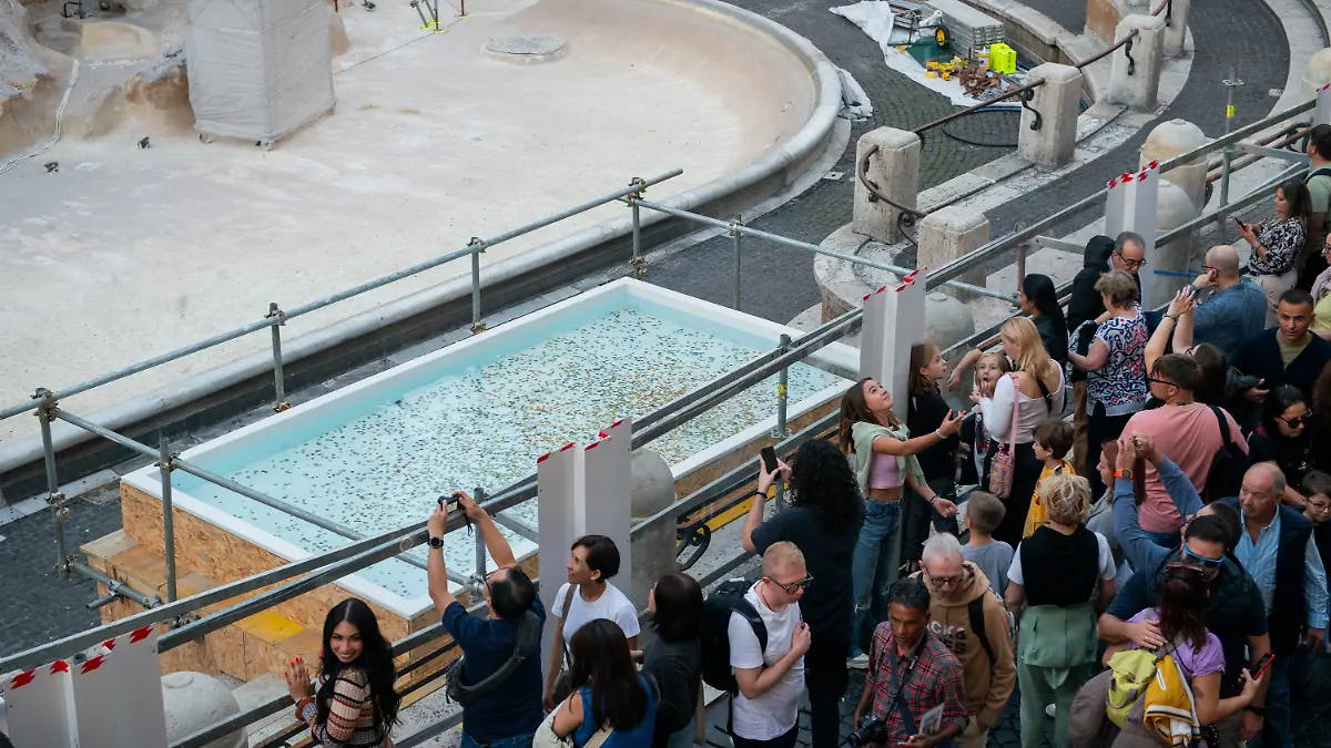 Besucher lassen sich den Spaß nicht verderben und nutzen den Alternativ-Brunnen für ihr Glück.
