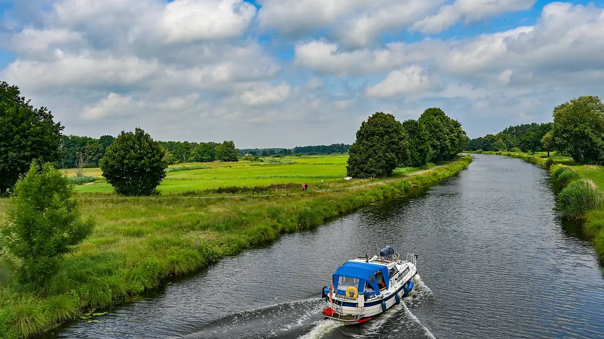 Am 31. Oktober ereignet sich ein schockierender Bootsunfall auf der Elbe, als zwei Angler aus ihrem Sportboot geschleudert werden. Dank des beherzten Eingreifens eines Kajakfahrer-Paares können die beiden Männer gerettet werden. 
