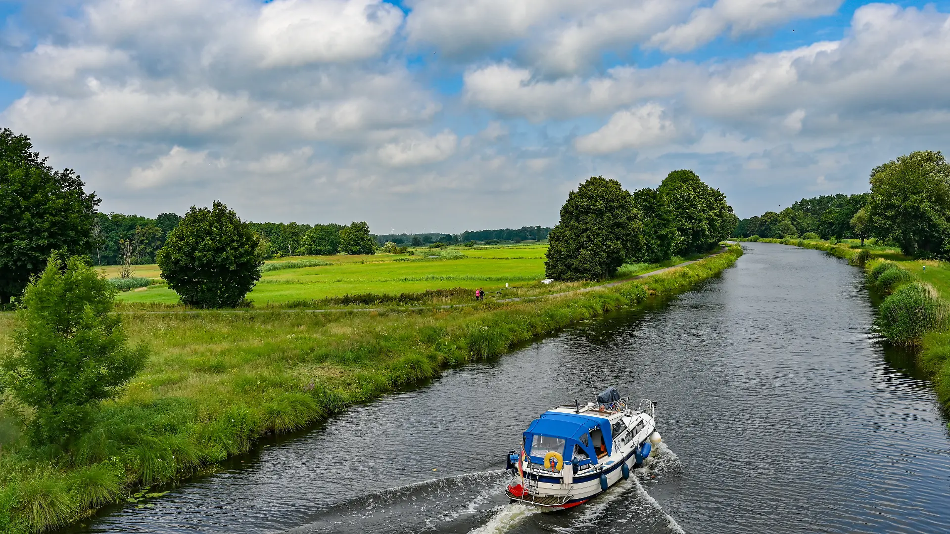 Am 31. Oktober ereignet sich ein schockierender Bootsunfall auf der Elbe, als zwei Angler aus ihrem Sportboot geschleudert werden. Dank des beherzten Eingreifens eines Kajakfahrer-Paares können die beiden Männer gerettet werden.
