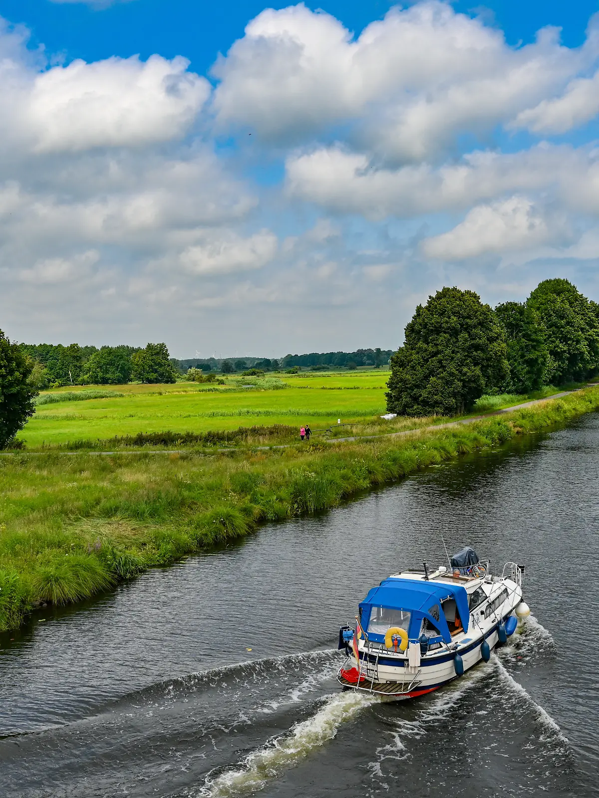 Am 31. Oktober ereignet sich ein schockierender Bootsunfall auf der Elbe, als zwei Angler aus ihrem Sportboot geschleudert werden. Dank des beherzten Eingreifens eines Kajakfahrer-Paares können die beiden Männer gerettet werden. 