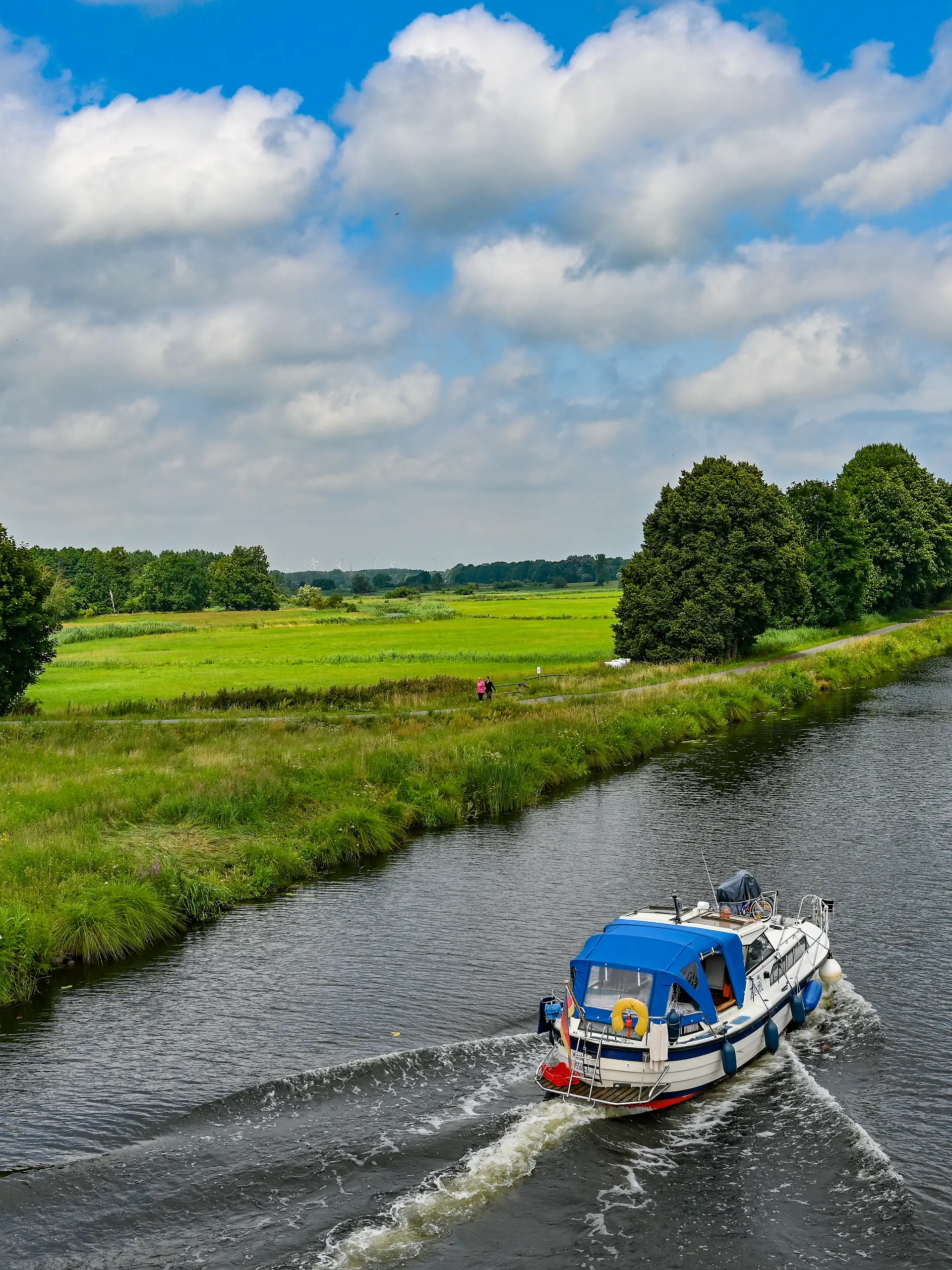 Am 31. Oktober ereignet sich ein schockierender Bootsunfall auf der Elbe, als zwei Angler aus ihrem Sportboot geschleudert werden. Dank des beherzten Eingreifens eines Kajakfahrer-Paares können die beiden Männer gerettet werden. 