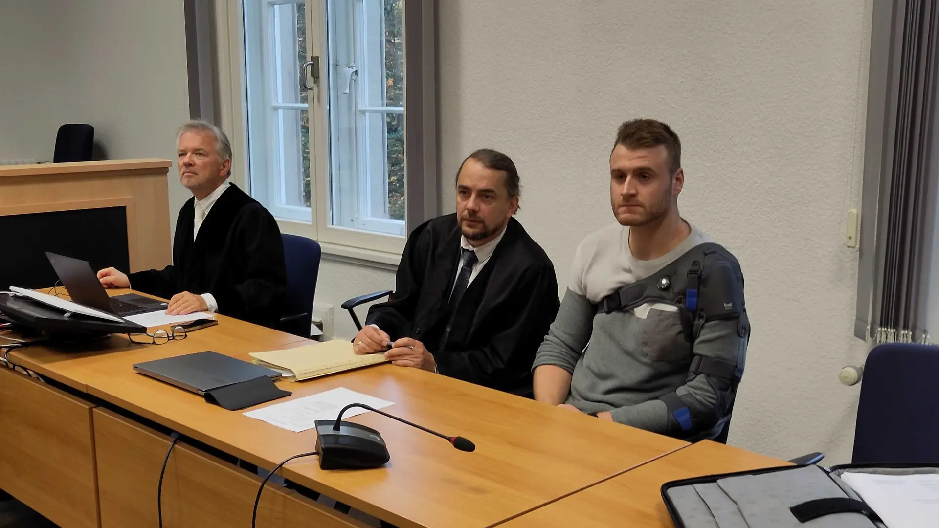 Ein 26-Jähriger will einen Streit vor einer Kneipe in Löningen schlichten – und wird dabei fast getötet. Der Angreifer steht nun wegen versuchten Mordes vor Gericht.