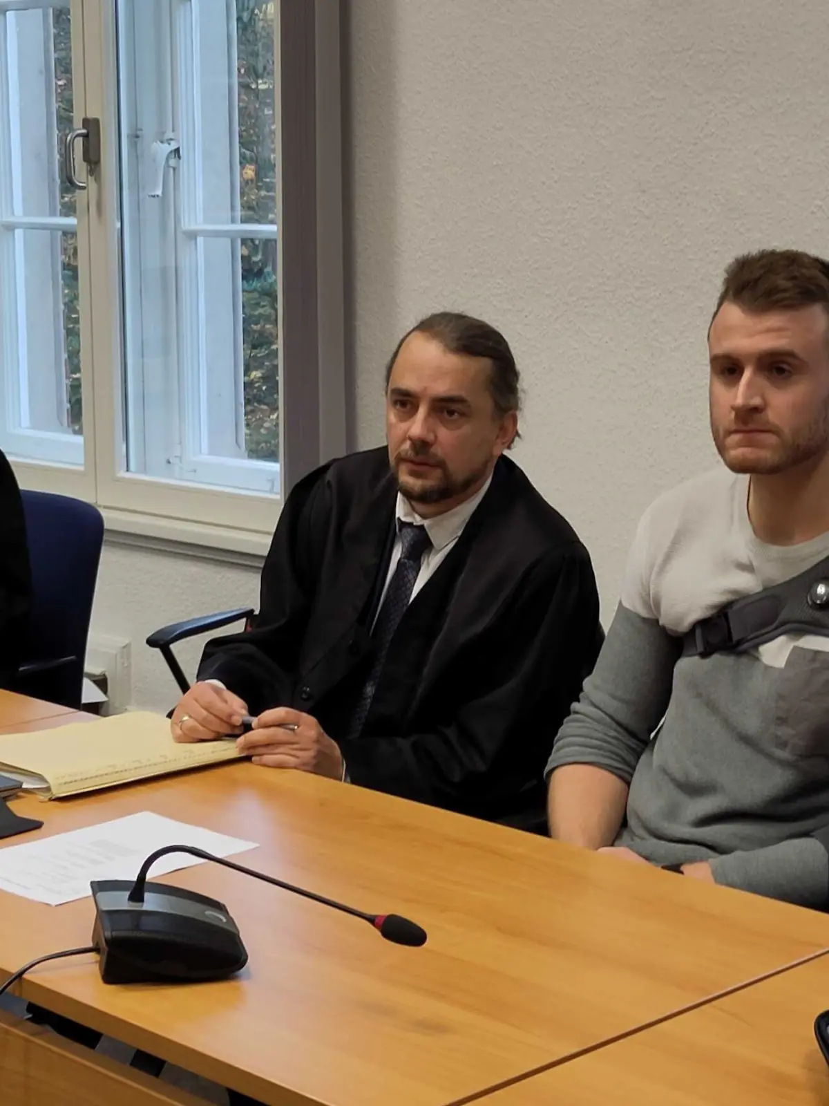 Ein 26-Jähriger will einen Streit vor einer Kneipe in Löningen schlichten – und wird dabei fast getötet. Der Angreifer steht nun wegen versuchten Mordes vor Gericht.