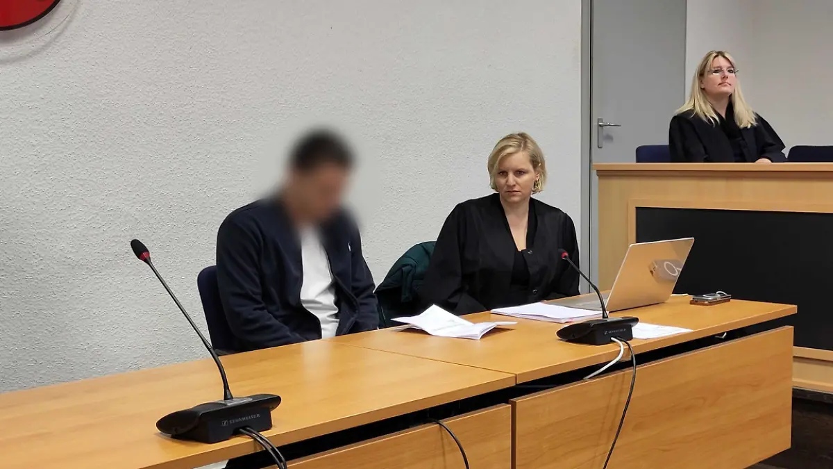 Ein 26-Jähriger will einen Streit vor einer Kneipe in Löningen schlichten – und wird dabei fast getötet. Der Angreifer steht nun wegen versuchten Mordes vor Gericht.