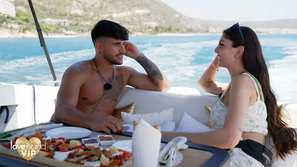Ist sie schon vercoupelt? „Love Island VIP”-Granate Leandro will von Yeliz Koc alles wissen