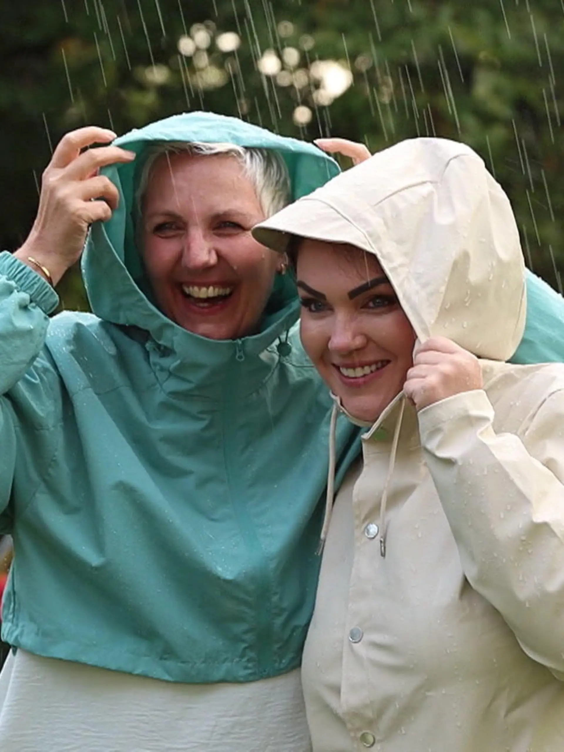 Bild zu: "Mit diesen Regenjacken kommt ihr stylisch durch den Herbst"