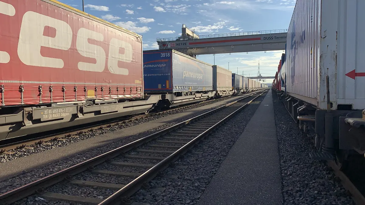 Täglich werden hier rund 1.000 Container und Sattelauflieger verladen.