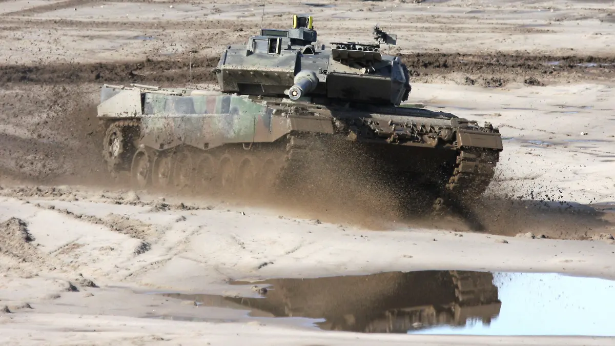 Ein Kampfpanzer vom Typ Leopard 2 in volelr Fahrt auf dem Truppenübungsplatz Munster (undatierte Aufnahme). Die Bundesregierung hat einem «Spiegel»-Bericht zufolge erstmals die Lieferung schwerer Kampfpanzer nach Saudi- Arabien genehmigt. Der Bundessicherheitsrat habe vor wenigen Tagen den Weg für den Export von modernen «Leopard II»-Panzern in das autoritär geführte Land frei gemacht, berichtet das Magazin. Die Saudis hätten Interesse an mehr als 200 Exemplaren. Der deutschen Rüstungsindustrie winkt damit ein Milliardengeschäft. Foto: Bundeswehr/Winkler dpa (ACHTUNG: Veröffentlichung nur mit Angabe der Quelle Bundeswehr/Mediendatenbank) (zu dpa 0862 "«Spiegel»: Deutscher Panzer-Export nach Saudi-Arabien genehmigt" am 03.07.2011) +++(c) dpa - Bildfunk+++