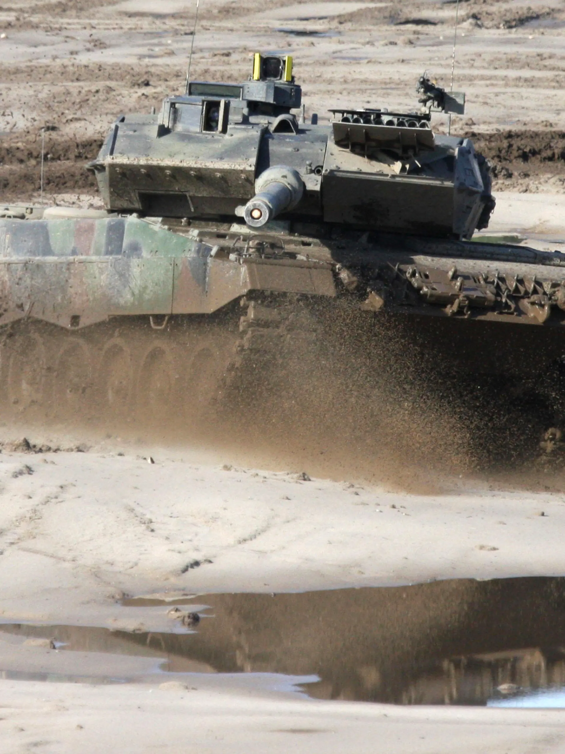 Ein Kampfpanzer vom Typ Leopard 2 in volelr Fahrt  auf dem Truppenübungsplatz Munster (undatierte Aufnahme). Die Bundesregierung hat einem «Spiegel»-Bericht zufolge erstmals die Lieferung schwerer Kampfpanzer nach Saudi- Arabien genehmigt. Der Bundessicherheitsrat habe vor wenigen Tagen den Weg für den Export von modernen «Leopard II»-Panzern in das autoritär geführte Land frei gemacht, berichtet das Magazin. Die Saudis hätten Interesse an mehr als 200 Exemplaren. Der deutschen Rüstungsindustrie winkt damit ein Milliardengeschäft. Foto: Bundeswehr/Winkler dpa (ACHTUNG: Veröffentlichung nur mit Angabe der Quelle Bundeswehr/Mediendatenbank)  (zu dpa 0862 "«Spiegel»: Deutscher Panzer-Export nach Saudi-Arabien genehmigt" am 03.07.2011)  +++(c) dpa - Bildfunk+++