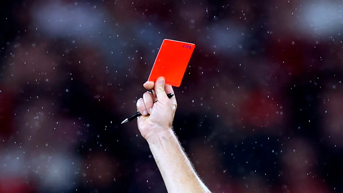 In der Kreisklasse zeigt ein Schiedsrichter Rot - daraufhin wird er von dem Spieler brutal attackiert. 