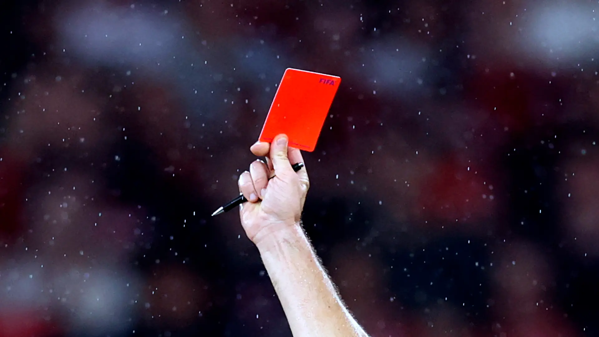 In der Kreisklasse zeigt ein Schiedsrichter Rot - daraufhin wird er von dem Spieler brutal attackiert. 