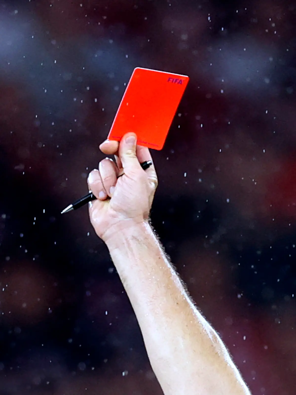 In der Kreisklasse zeigt ein Schiedsrichter Rot - daraufhin wird er von dem Spieler brutal attackiert. 