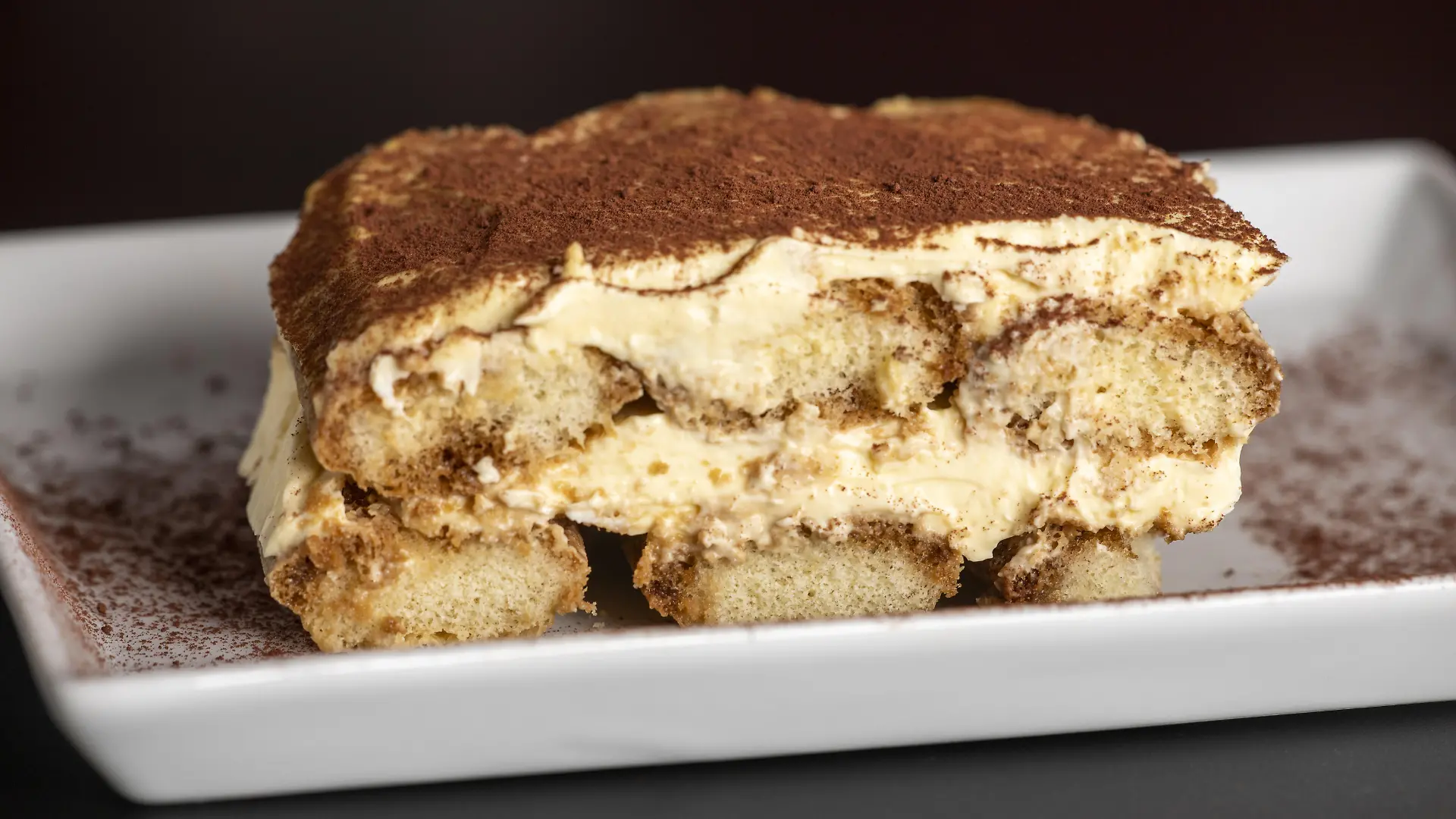 Portion Tiramisu auf einem weißen Teller