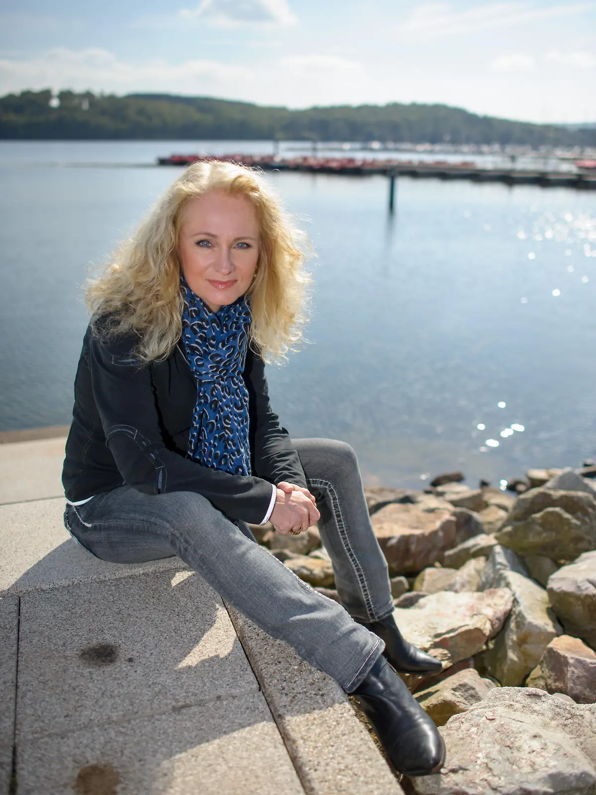 Die Sängerin Nicole posiert am 26.09.2014 in Bosen (Saarland) am Ufer des Bostalsees für den Fotografen. Mit 17 Jahren gewann sie als Interpretin des Liedes "Ein bißchen Frieden" den Grand Prix Eurovision de la Chanson 1982 und errang damit den ersten Sieg für Deutschland bei diesem Wettbewerb. Foto: Oliver Dietze/dpa
