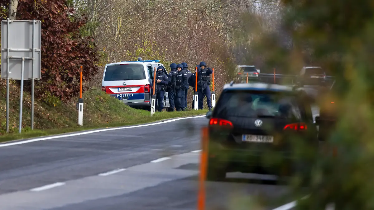 Polizei in der Nähe jenes Ortes in der Gemeinde Altenfelden (Bezirk Rohrbach) wo am Freitag, 1. November 2024, womöglich das Fluchtauto jenes gesuchten Mannes gefunden wurde, der am Montag zwei Menschen im Mühlviertel erschossen haben soll.